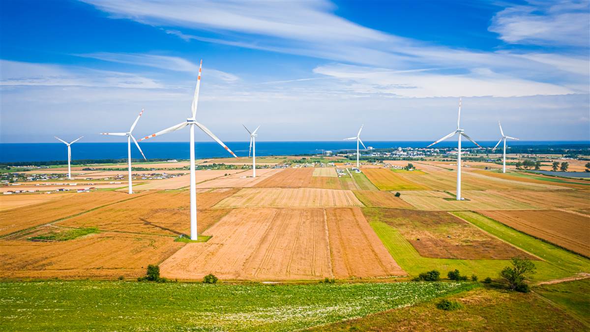 Polska farma wiatrowa nad Bałtykiem z lotu ptaka